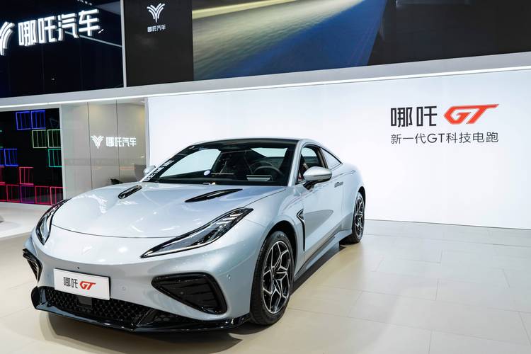 重庆170哪吒汽车在智能汽车领域的表现，领途汽车在新能源汽车市场中的影响力